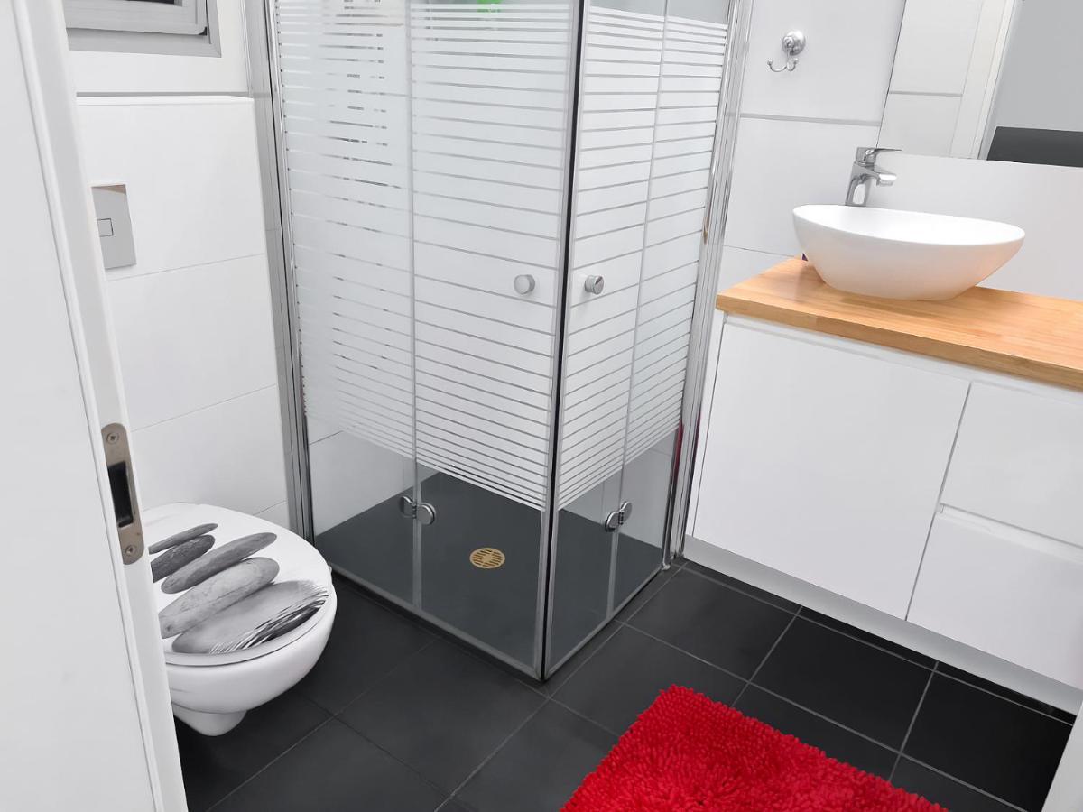 Beach Suite Israel- Private Jacuzzi Garden Suite & Gym, 3 Min Walk To Beach ביץ סוייט ישראל- ג'קוזי פרטי בגינה 3 דקות הליכה לים וחדר כושר アシュケロン エクステリア 写真