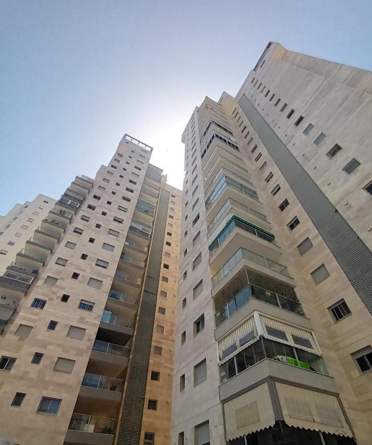 Beach Suite Israel- Private Jacuzzi Garden Suite & Gym, 3 Min Walk To Beach ביץ סוייט ישראל- ג'קוזי פרטי בגינה 3 דקות הליכה לים וחדר כושר アシュケロン エクステリア 写真